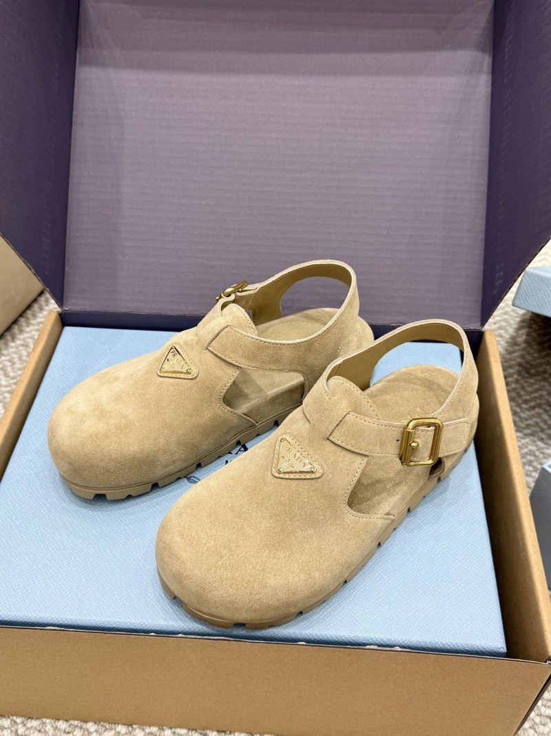 Женские замшевые сабо с треугольным декором Prada