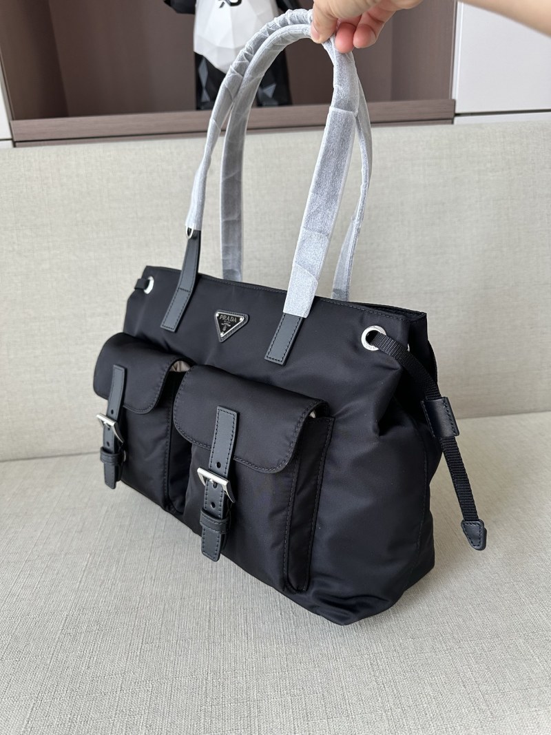 Шоппер PRADA из нейлона Re-Nylon и кожи Saffiano, черный