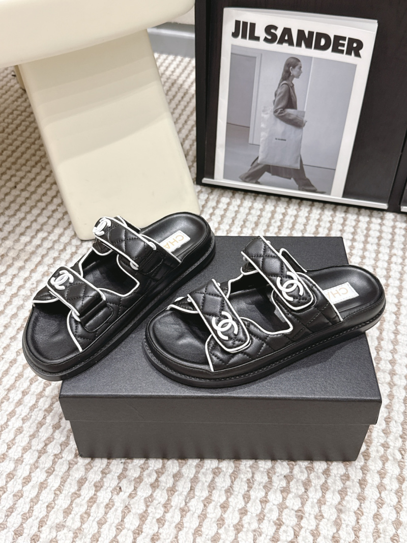Черные шлёпанцы Chanel с двойной липучкой