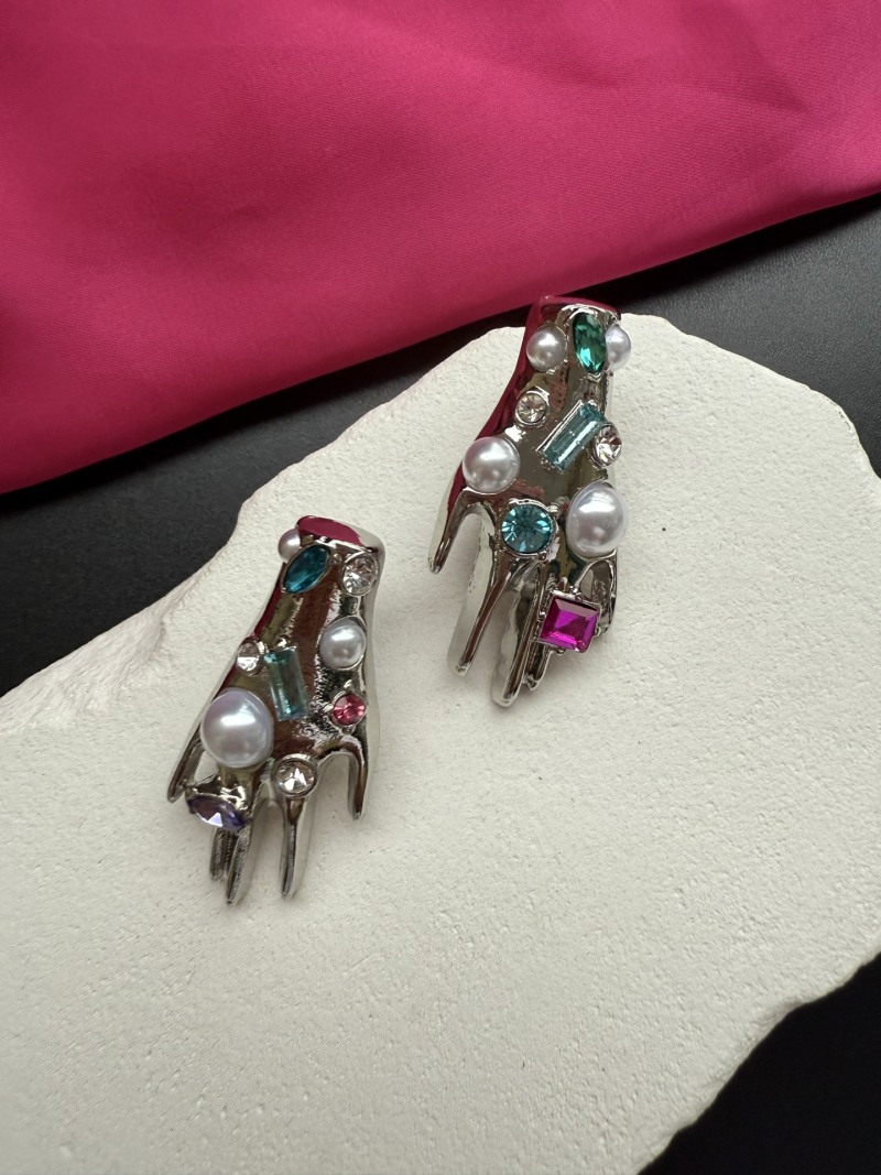 Серьги в виде рук с камнями и жемчугом Schiaparelli