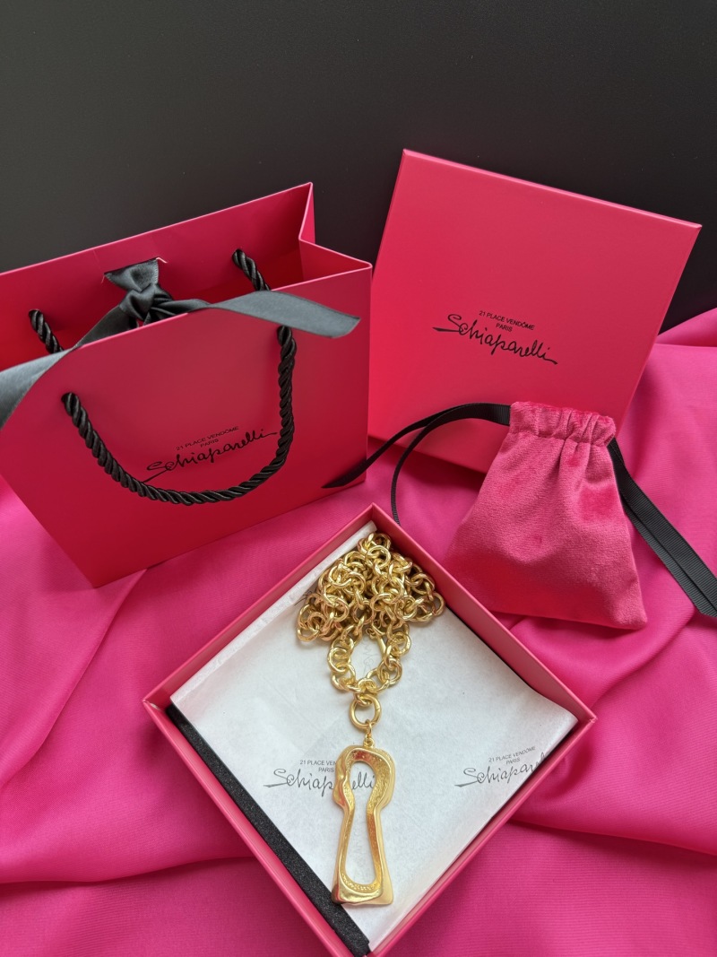 Золотистое колье с подвеской в виде ключа Schiaparelli