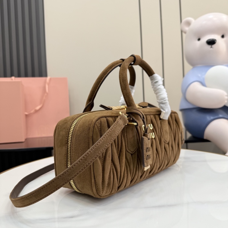 Сумка Miu Miu из замши с ручкой