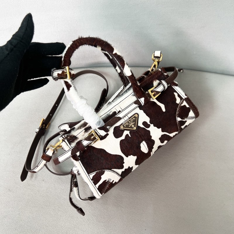 Мини-сумка LuxSoft Bonnie, масло-кожа с золотыми деталями Prada