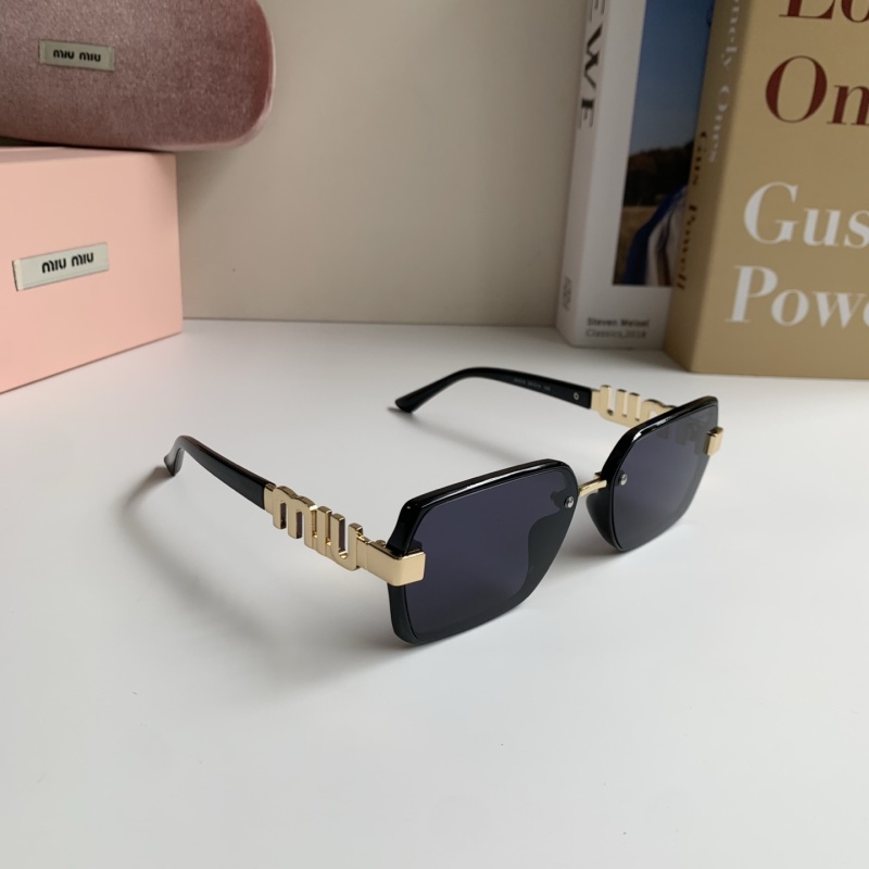 Солнцезащитные очки Miu Miu с квадратной оправой