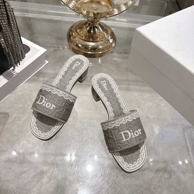 Женские шлёпанцы Dior с вышивкой логотипа и цветочным узором