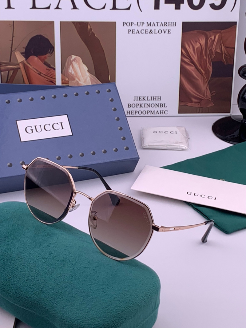 Женские солнцезащитные очки с золотистой оправой Gucci