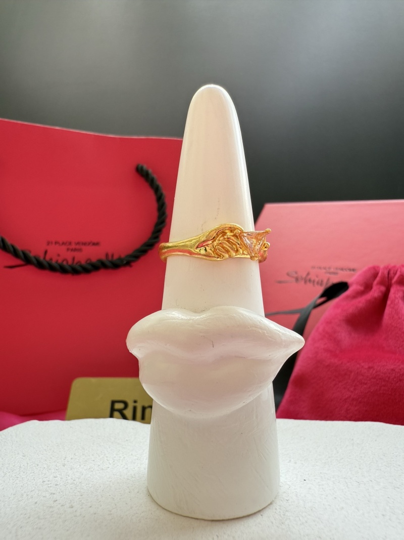 Золотистое кольцо с кристаллом Schiaparelli
