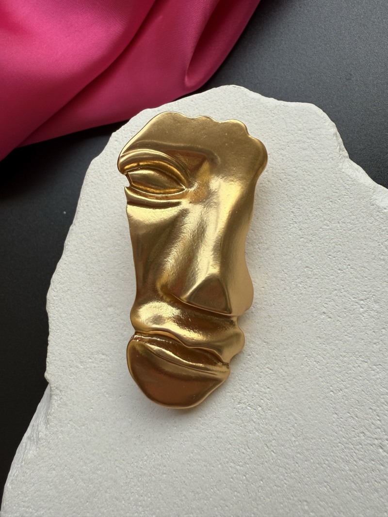 Брошь Schiaparelli в виде лица