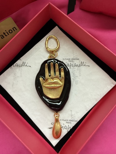 Подвеска Schiaparelli с изображением руки