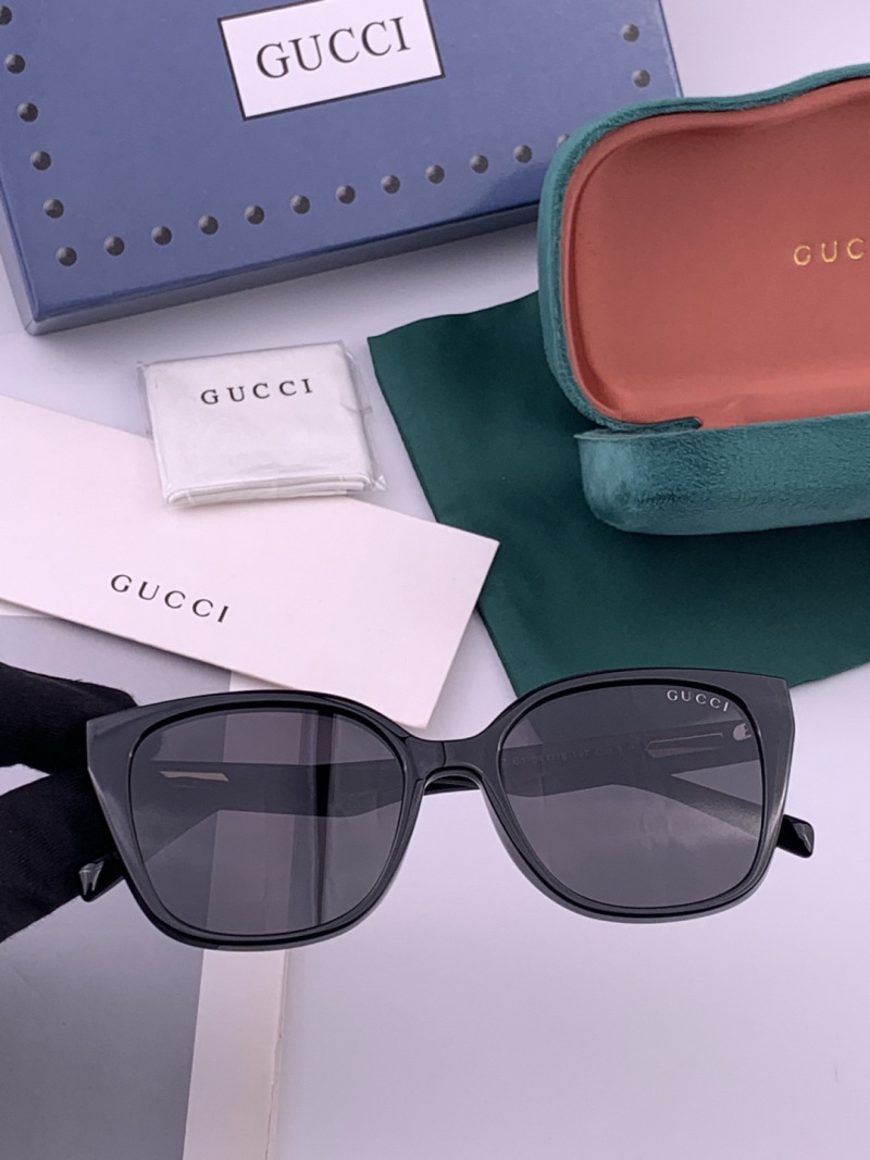 Квадратные солнцезащитные очки в черной оправе Gucci