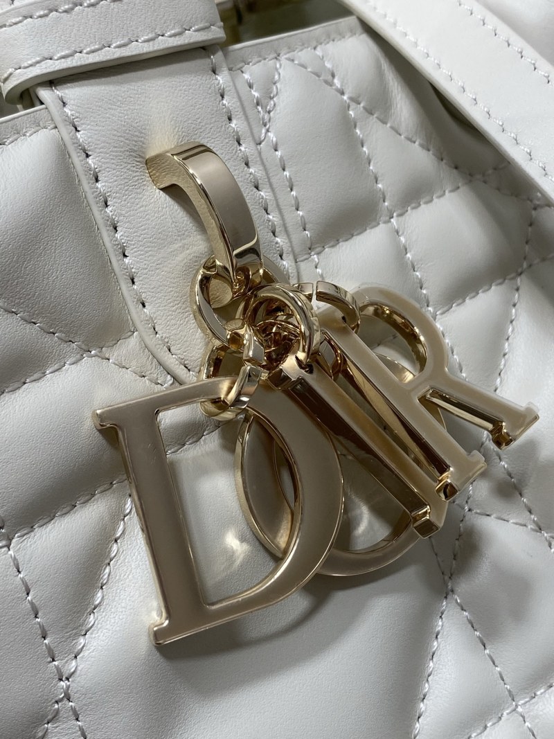 Сумка Dior Toujours белого цвета