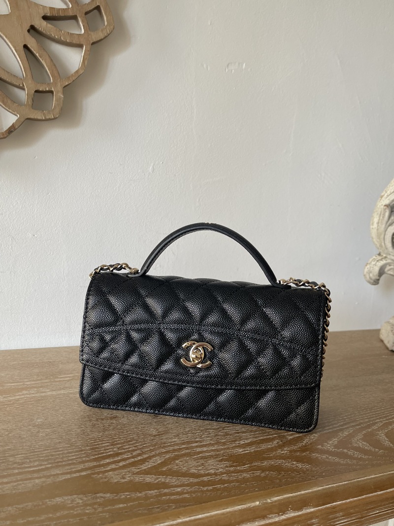 Черная сумка Chanel с цепочкой