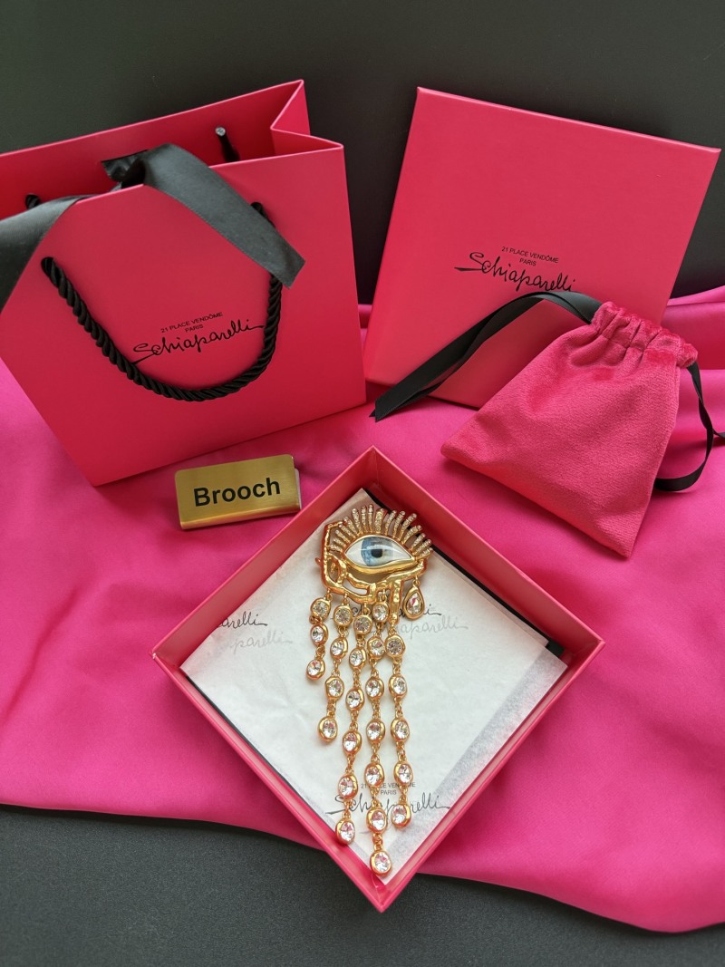 Брошь Schiaparelli с глазом
