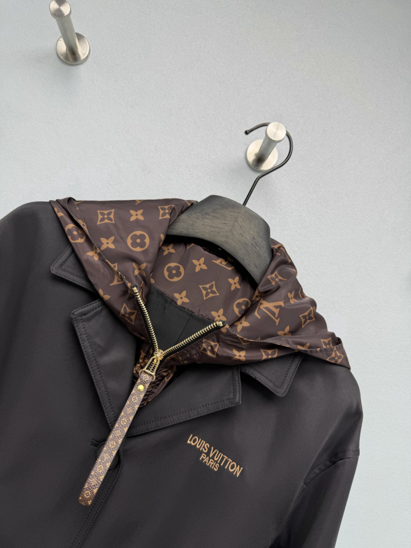 Чёрное пальто Louis Vuitton с монограммой
