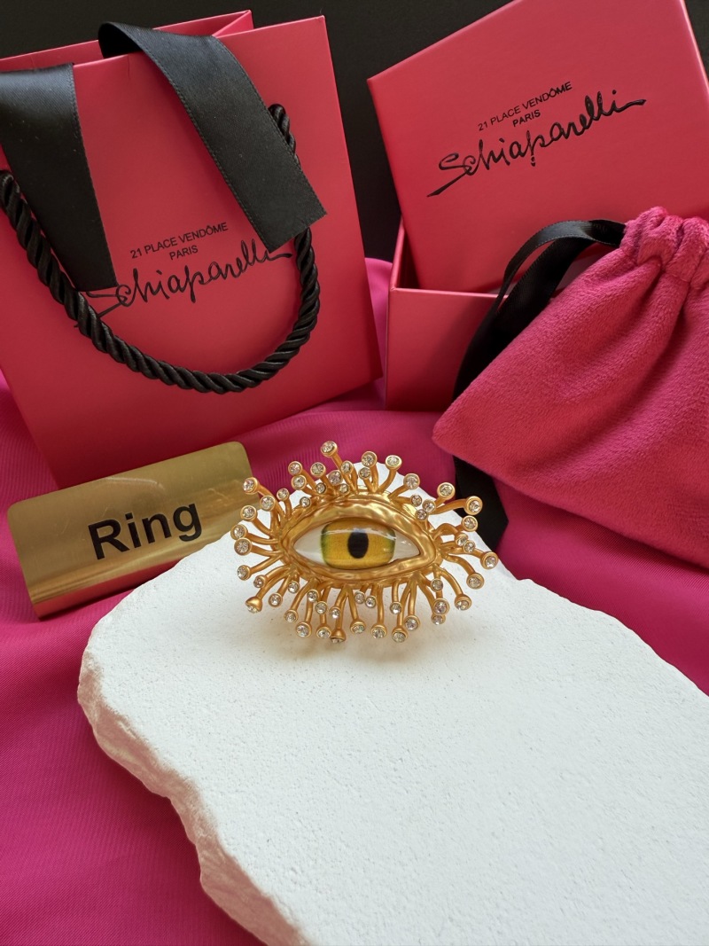 Брошь в виде глаза Schiaparelli