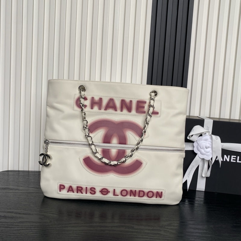 Сумка Chanel с графическим принтом