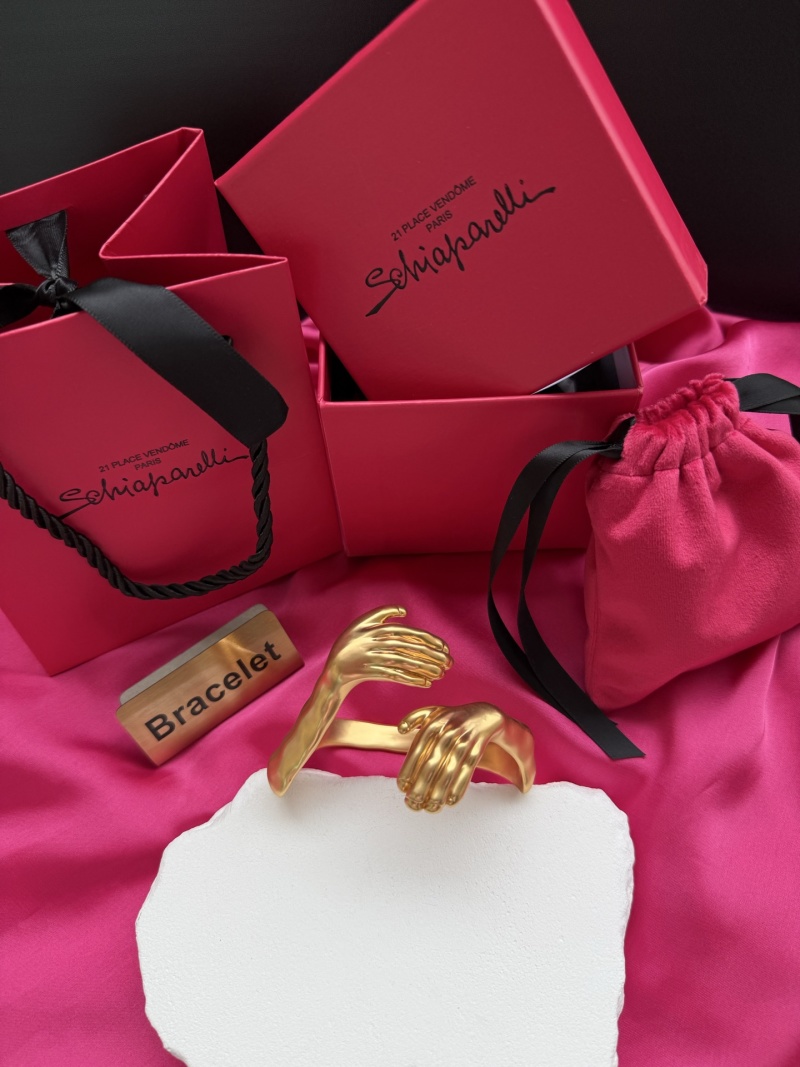 Браслет в виде двух рук Schiaparelli