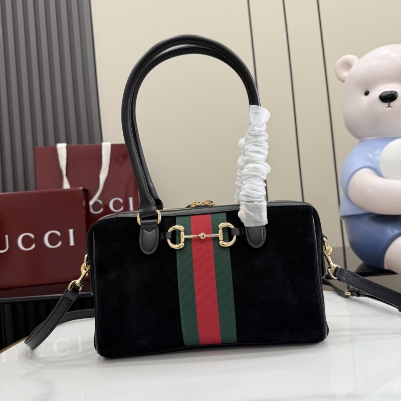Сумка Gucci с бархатным покрытием и ремешком