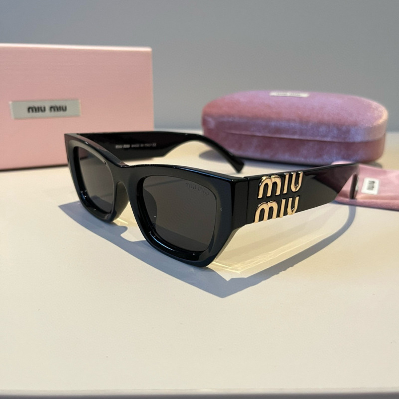 Солнцезащитные очки Miu Miu чёрные