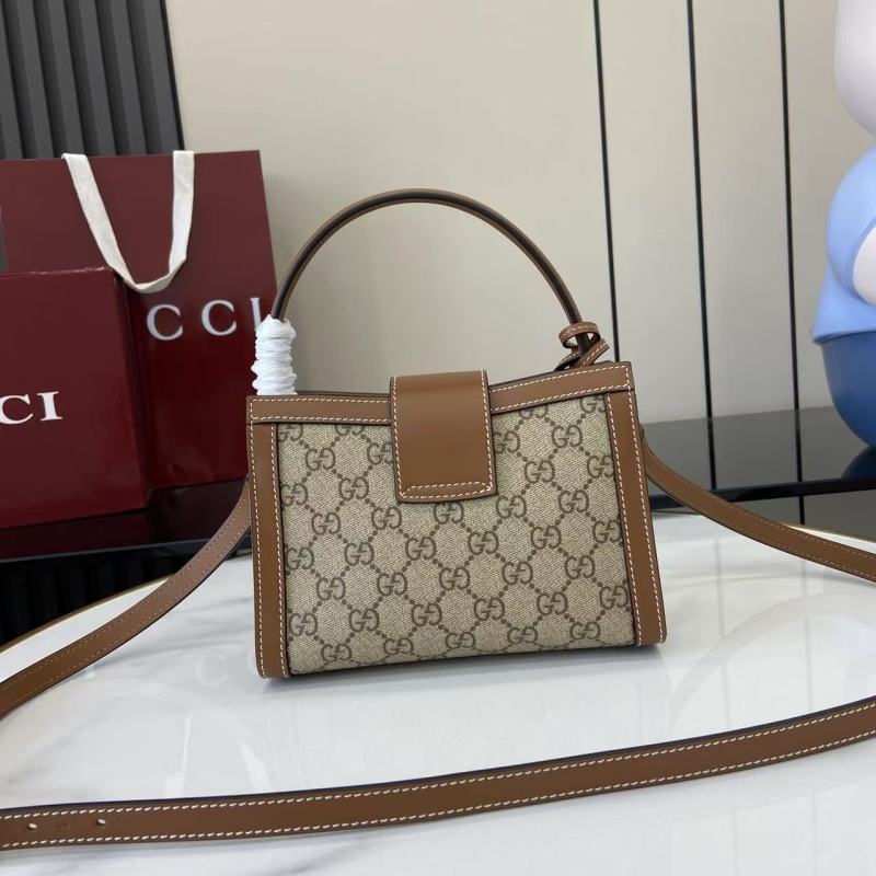 Сумка Gucci с монограммой и замком