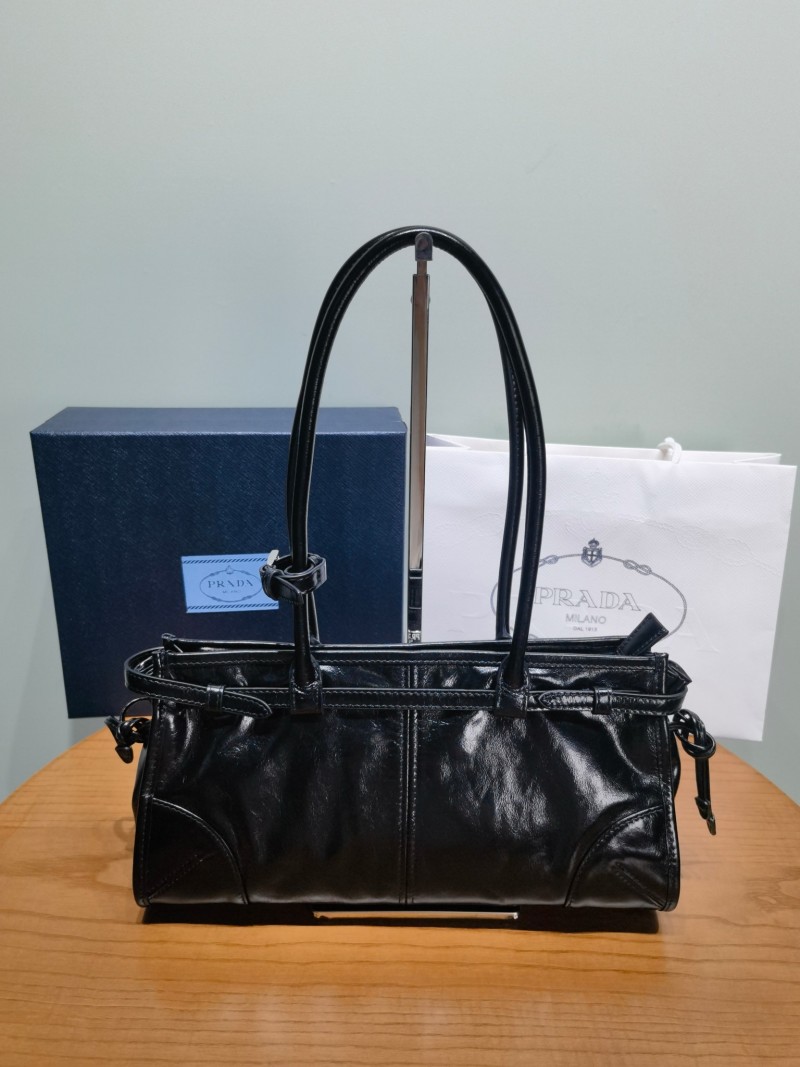 Черная женская сумка Prada из натуральной кожи