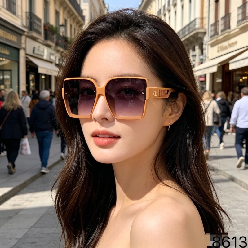 Женские солнцезащитные очки в светло-коричневой оправе Dior