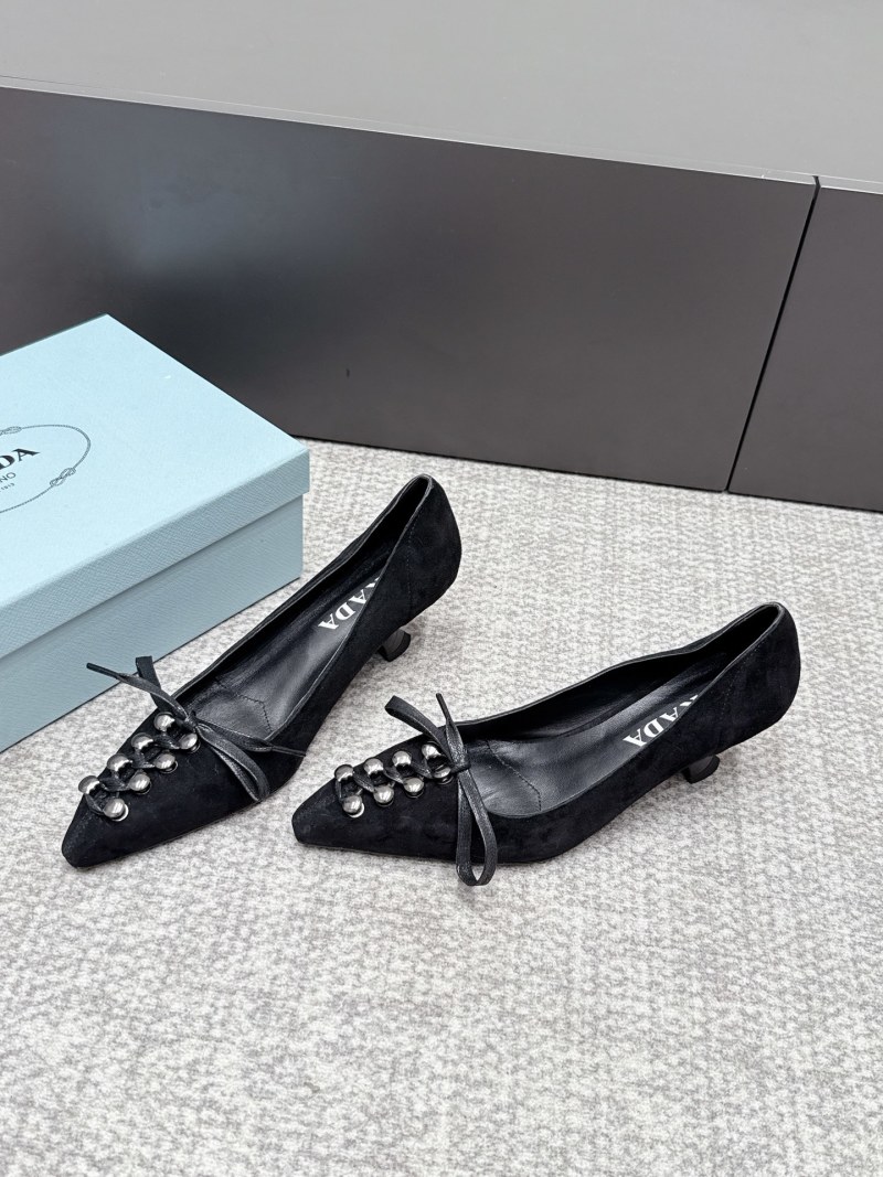 Женские замшевые туфли с декором Prada