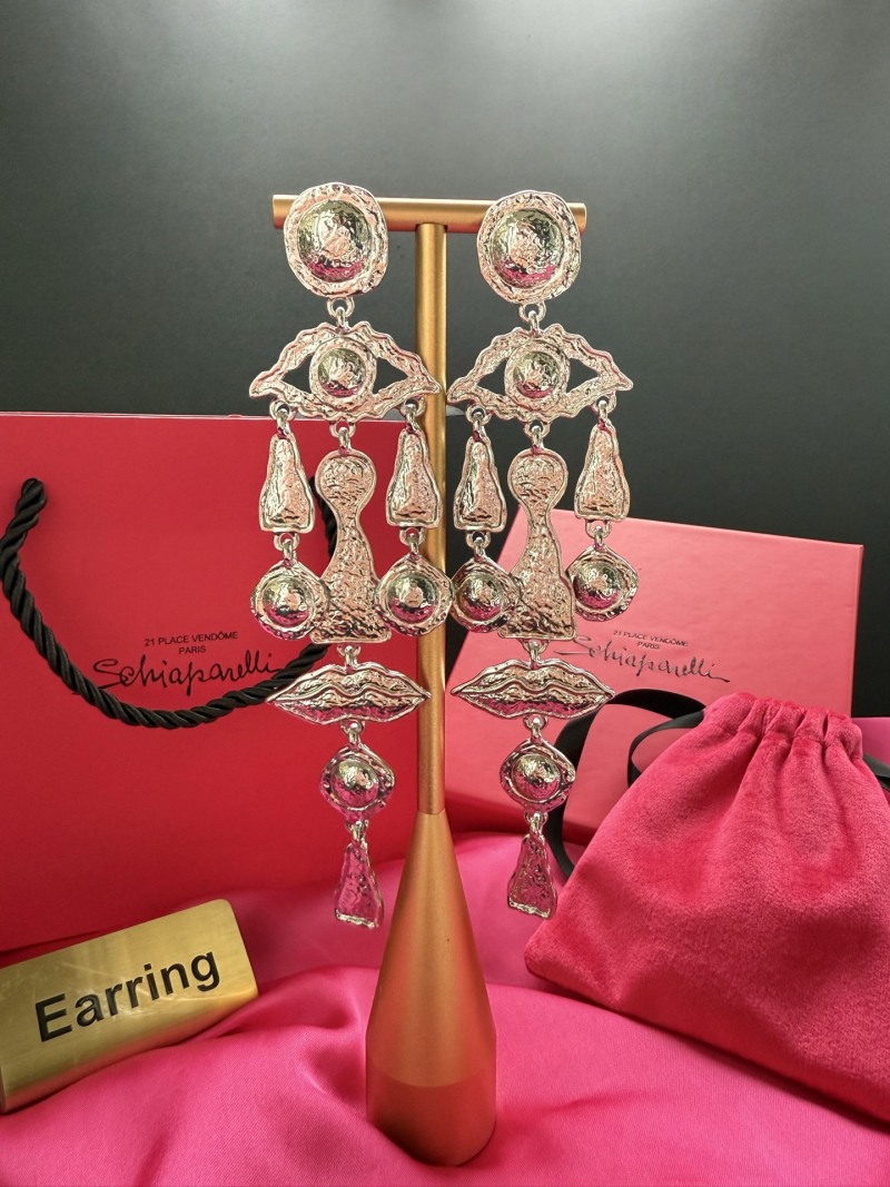 Серьги в стиле бижутерии с декоративными элементами Schiaparelli