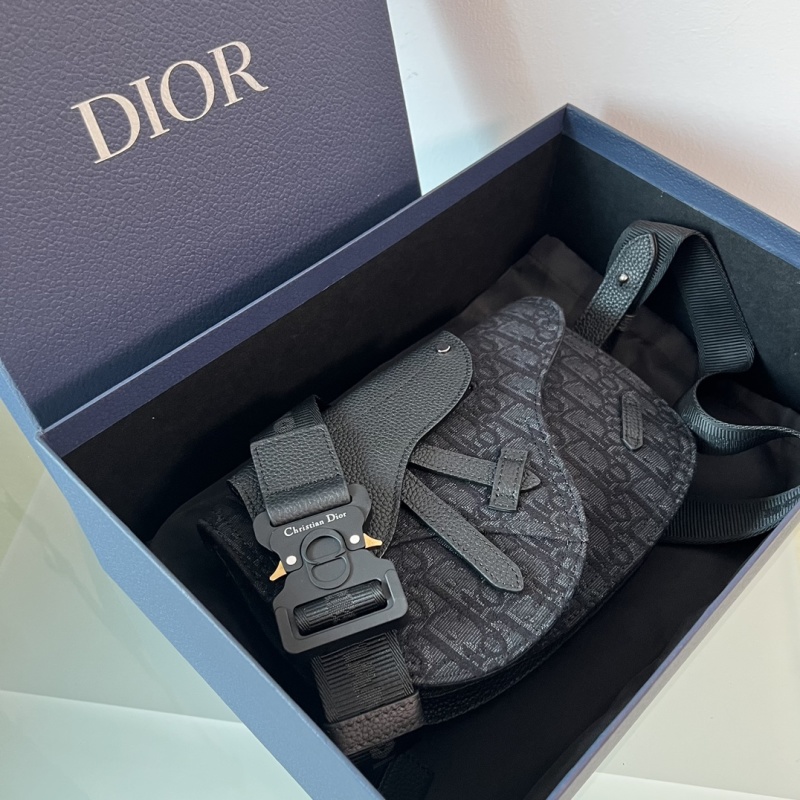 Дамская сумка Dior с монограммой в форме седла