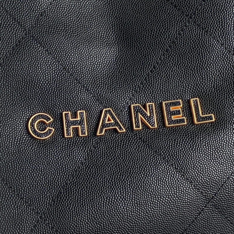 Сумка женская черная с золотой цепью и логотипом Chanel