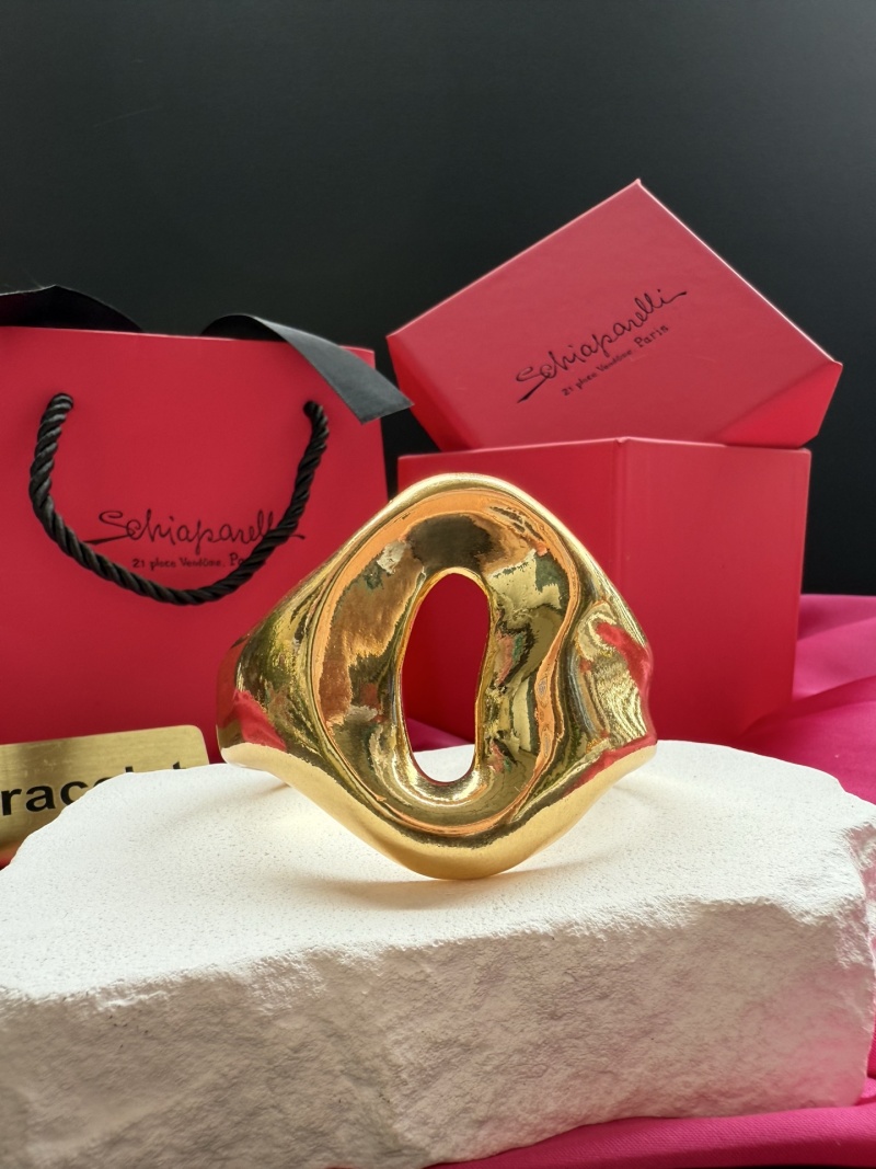 Золотистое кольцо Schiaparelli