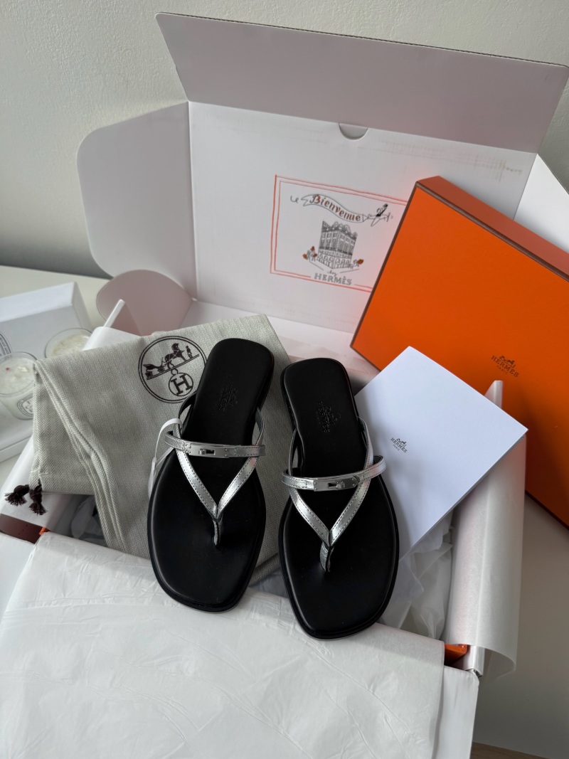 Женские шлепанцы из натуральной кожи с металлическими элементами Hermès