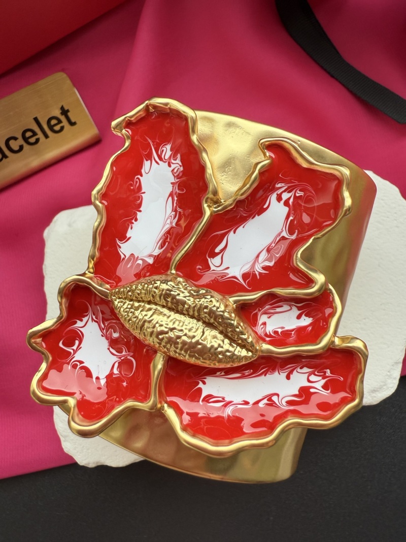 Браслет Schiaparelli с красным цветком