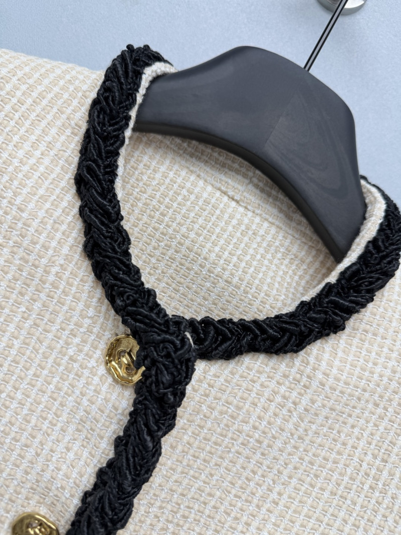 Молочная куртка Chanel с черной кисточкой