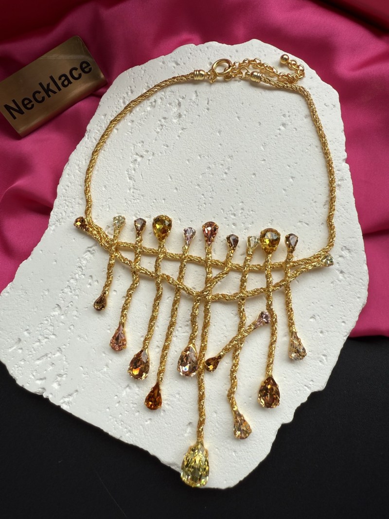 Нарядное колье с кристаллами Schiaparelli