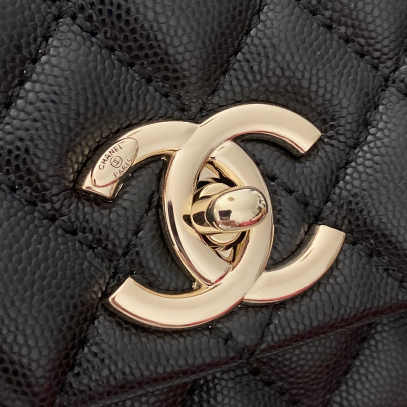 Черная кожаная сумка Chanel с золотым замком