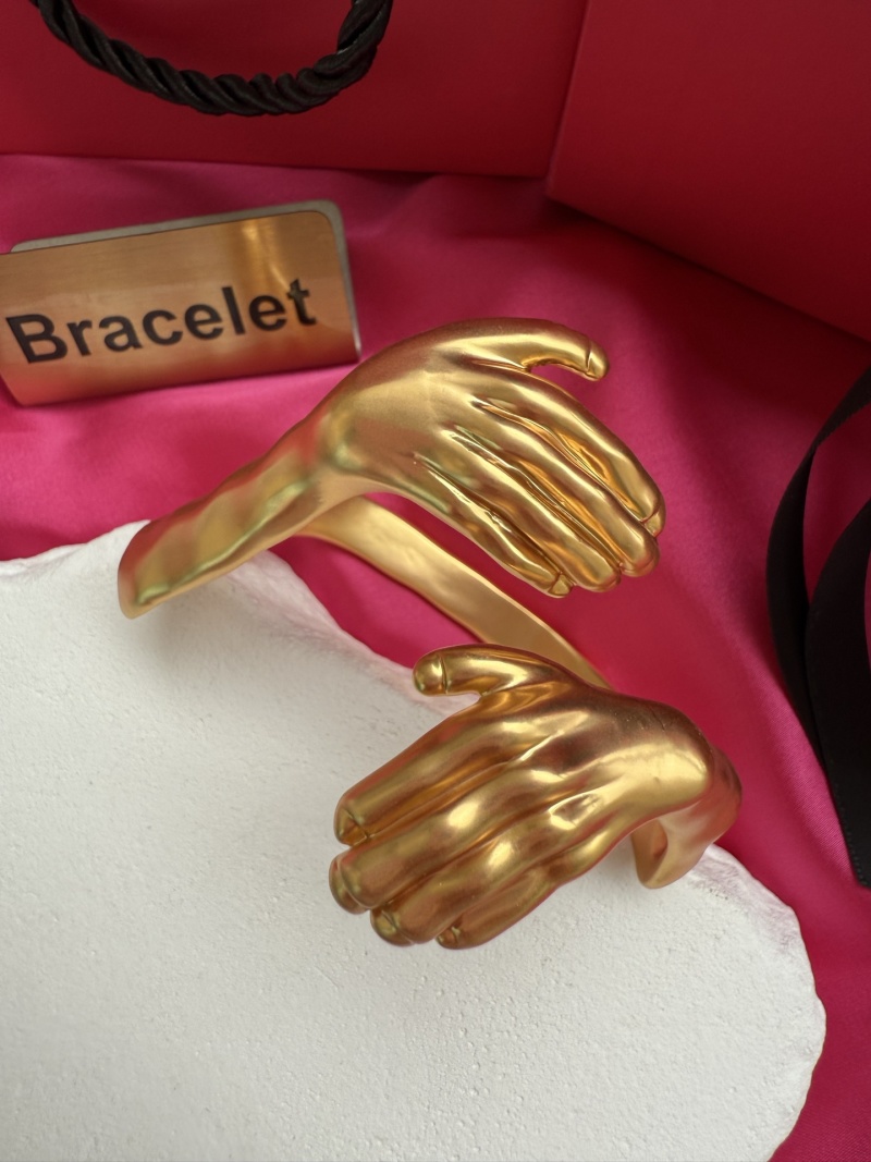 Браслет в виде двух рук Schiaparelli