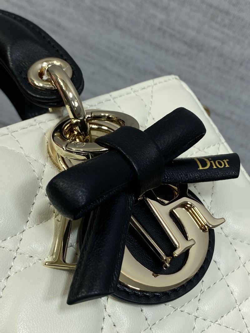 Сумка Dior D-Joy белая с черными элементами