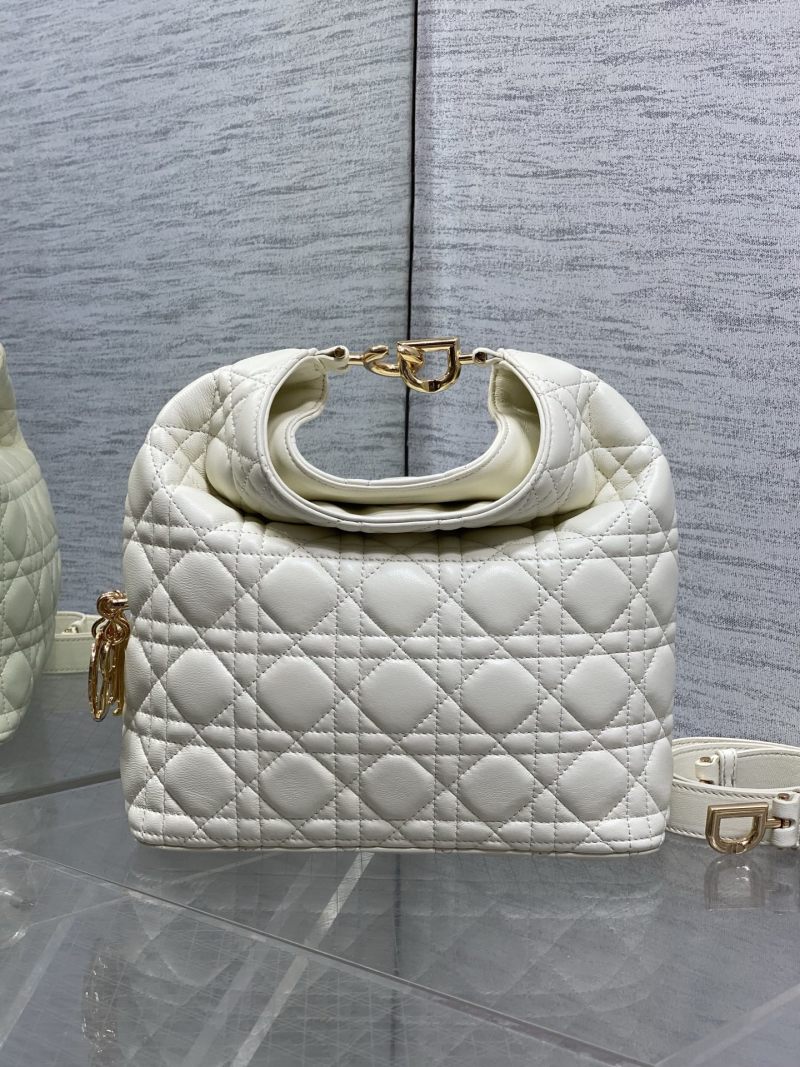 Белая сумка Dior с квилтингом и золотой фурнитурой
