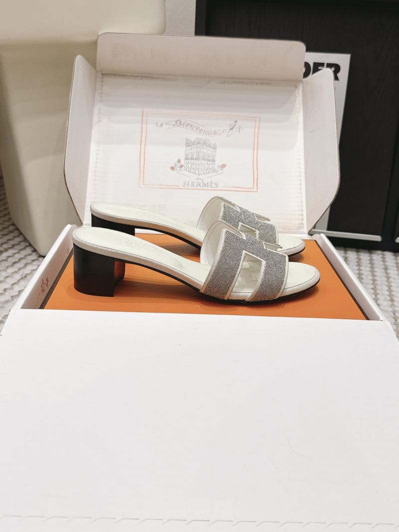 Женские шлёпанцы H-образной формы с серебристым декором Hermès