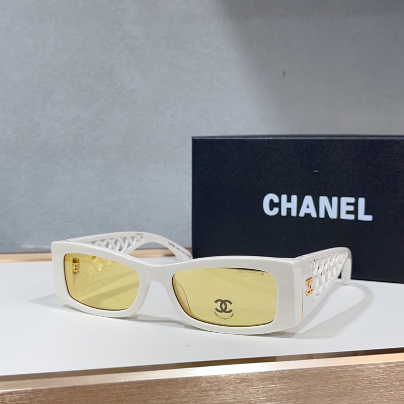 Солнцезащитные очки Chanel белые с желтыми линзами