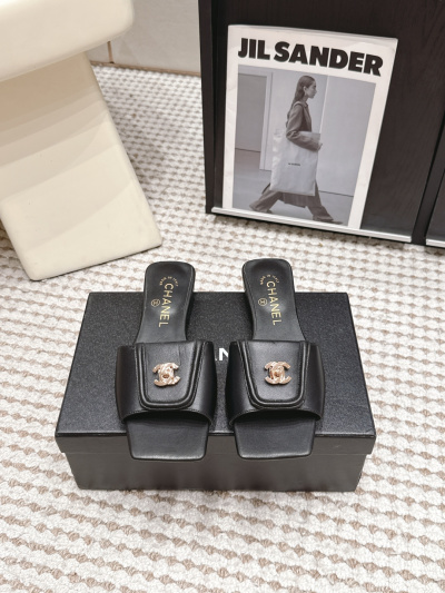 Шлёпанцы Chanel из натуральной кожи