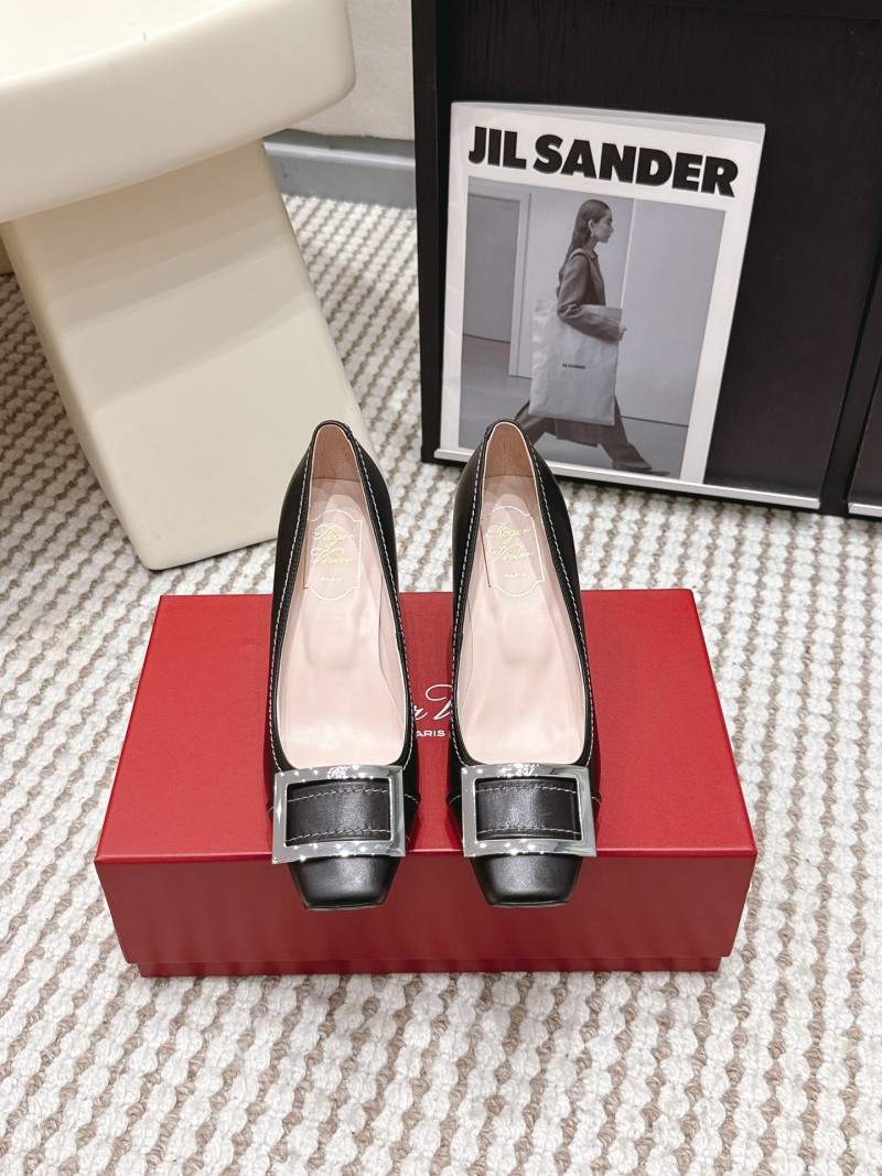 Женские туфли на плоском ходу с квадратным декоративным элементом Roger Vivier
