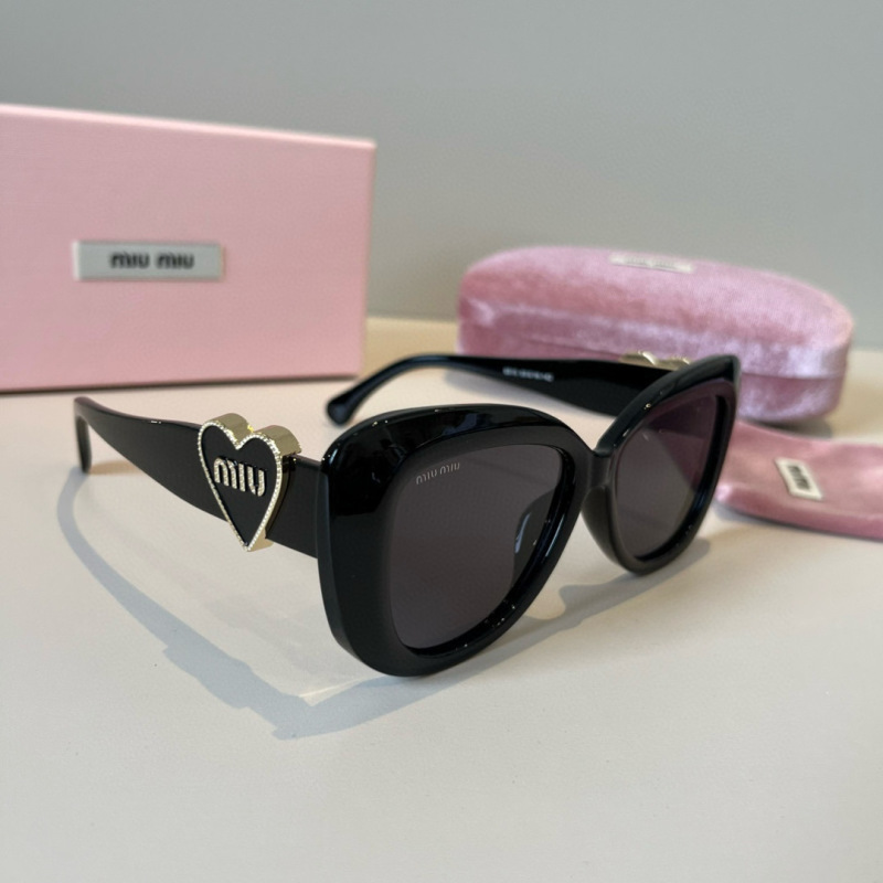 Солнцезащитные очки Miu Miu с сердечком