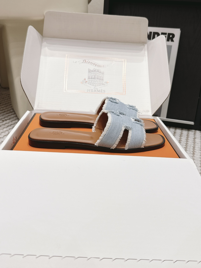 Женские шлёпанцы с декором в виде буквы H Hermès
