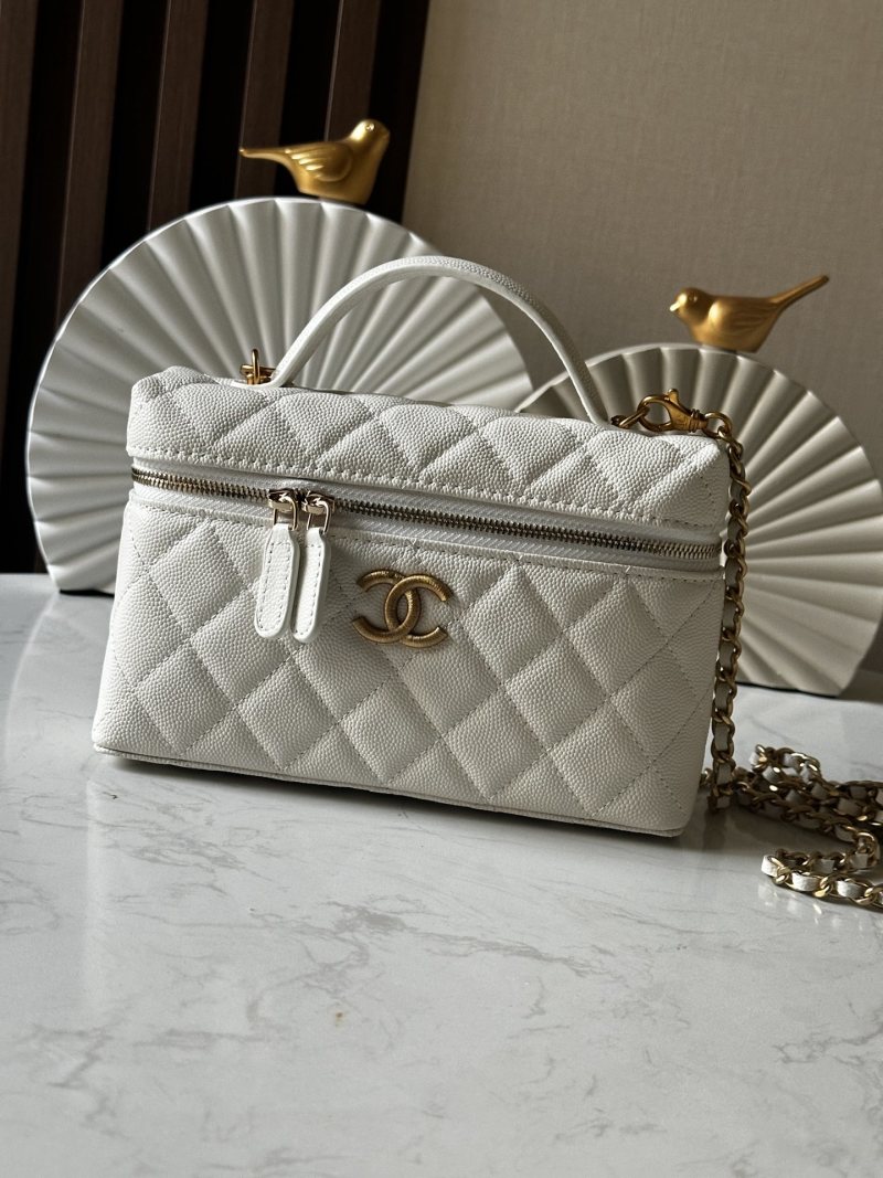 Белая косметичка с двойным логотипом и цепочкой Chanel