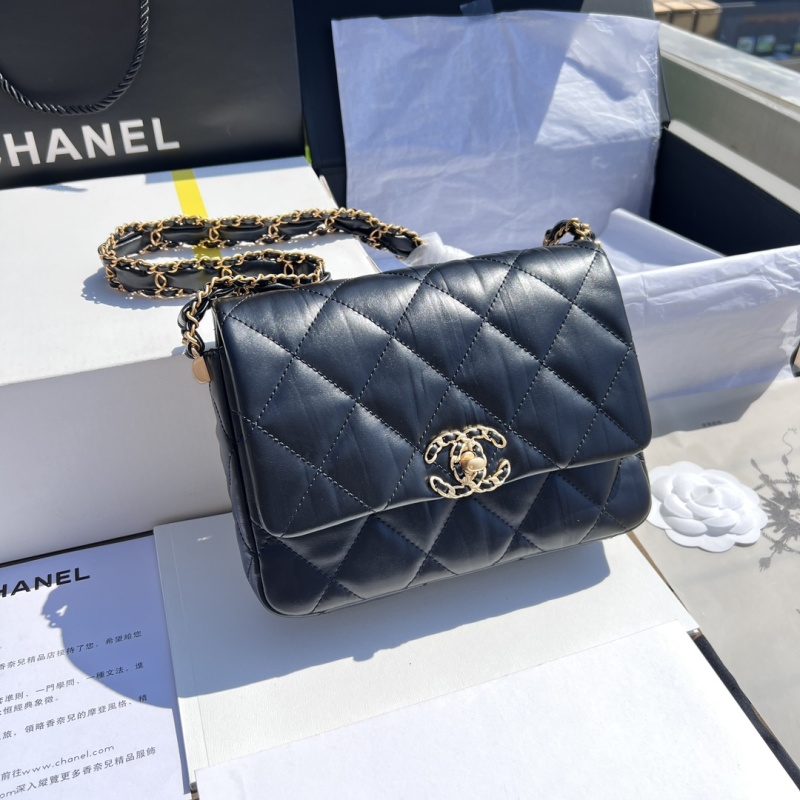 Черная кожаная сумка Chanel с золотой цепью