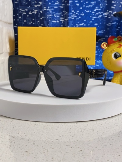Женские солнцезащитные очки Fendi