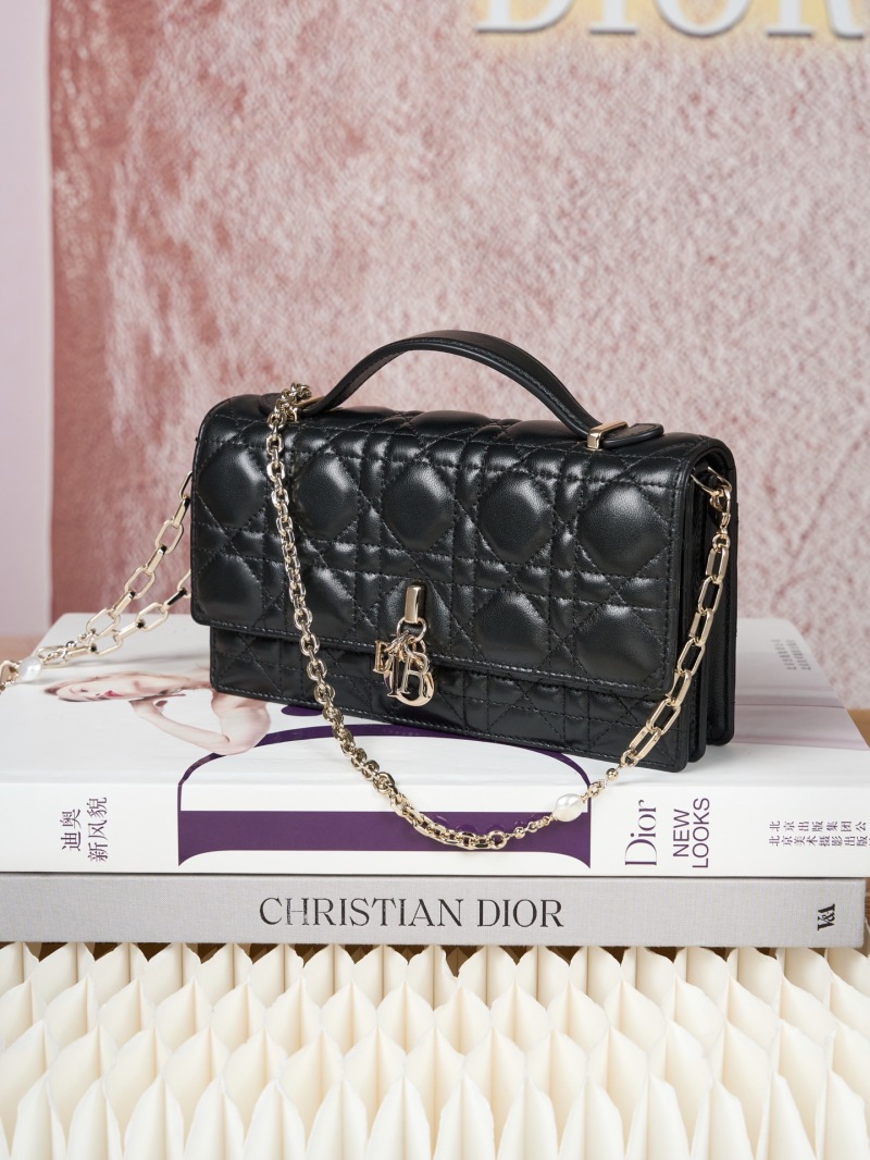 Шелковая сумка Miss Dior с жемчужной цепью