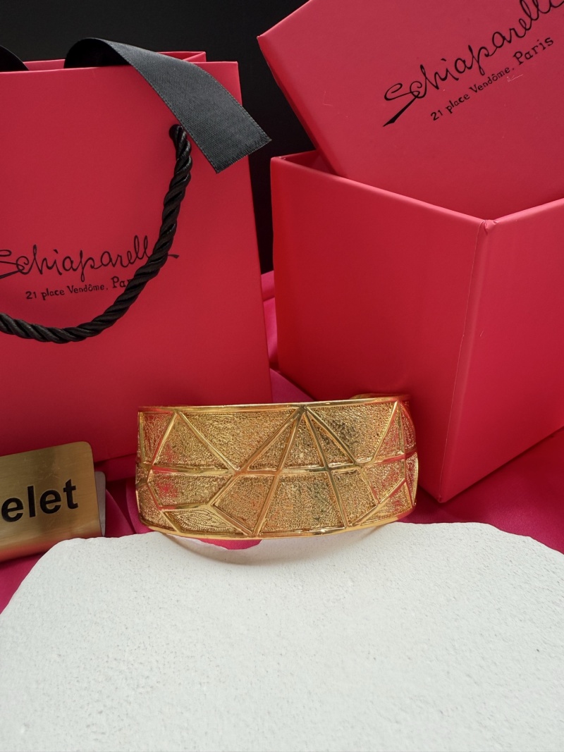 Золотистый браслет с геометрическим узором Schiaparelli